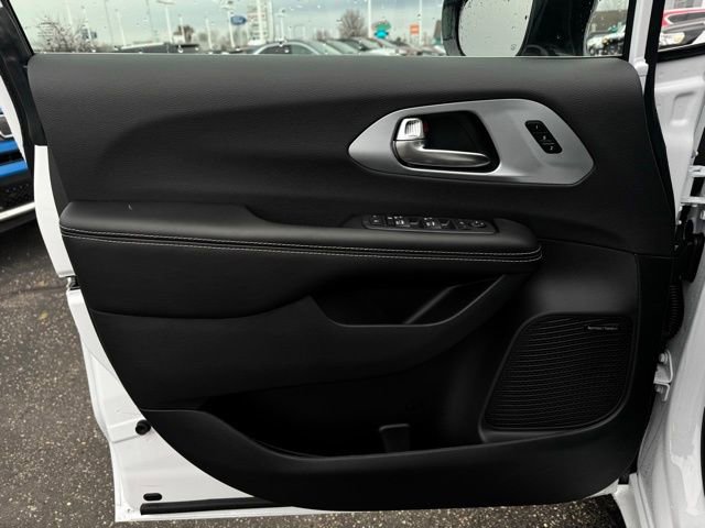 New 2026 Chrysler Pacifica Limited w/ Uconnect Theater Family Group image 12