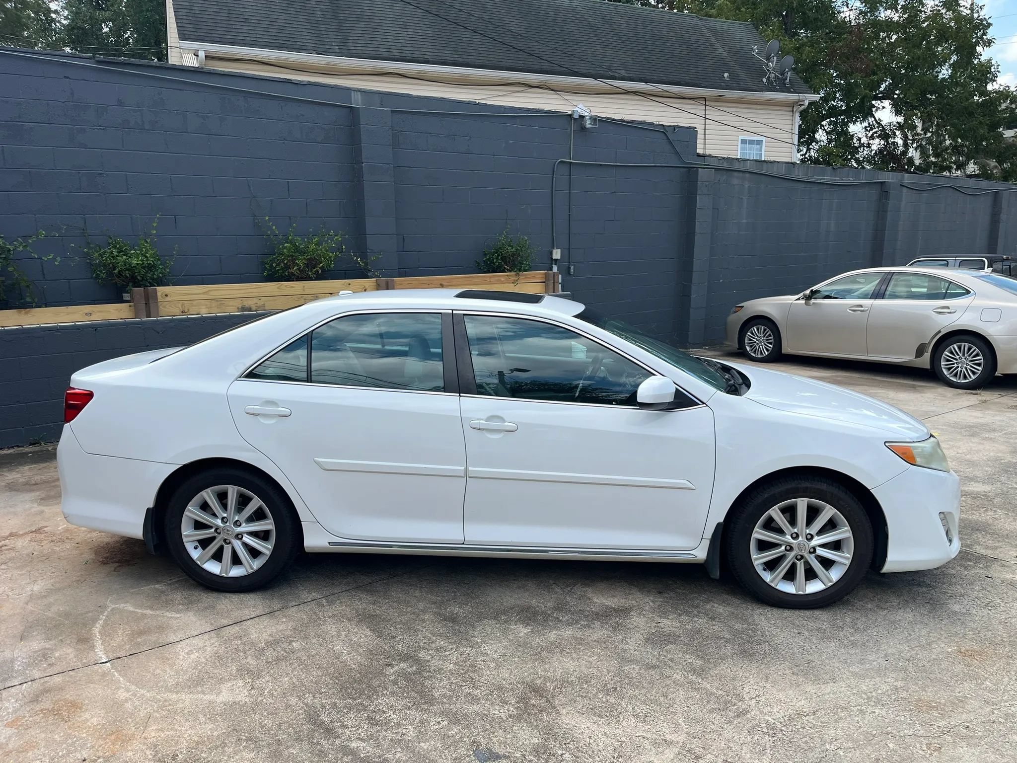 Used 2014 Toyota Camry XLE FWD image 5
