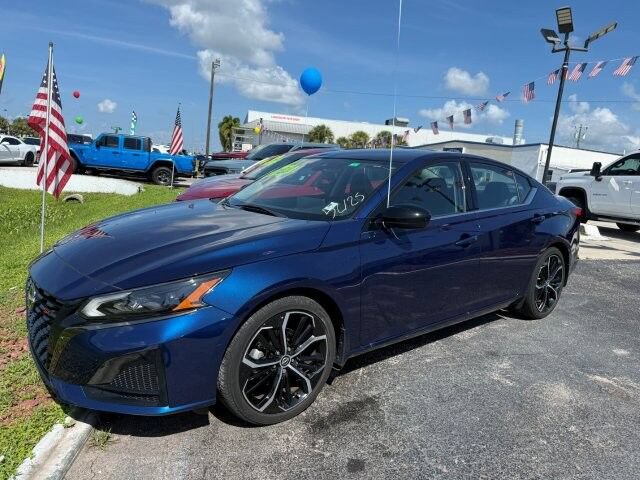 Used 2023 Nissan Altima 2.5 SR w/ SR Premium Package FWD image 3