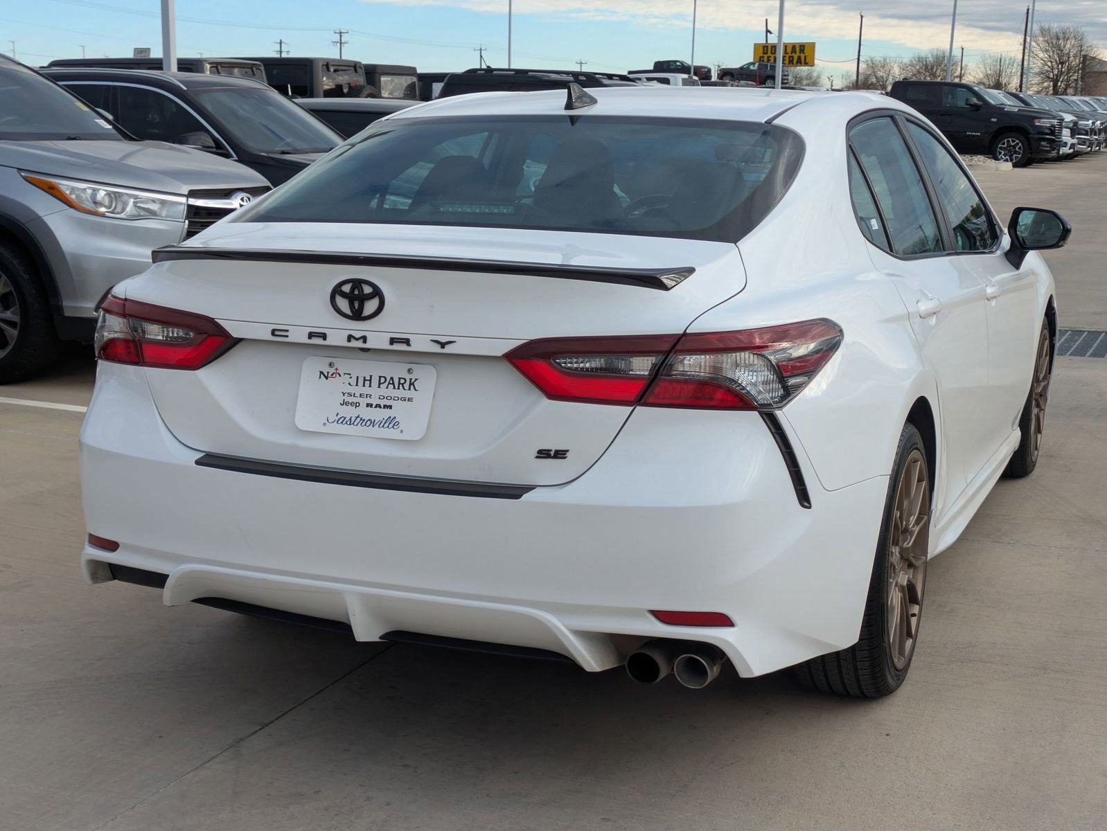 Used 2023 Toyota Camry SE image 3