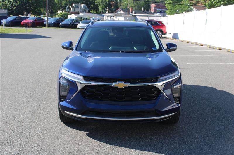 Used 2024 Chevrolet Trax LT w/ Driver Confidence Package FWD image 2