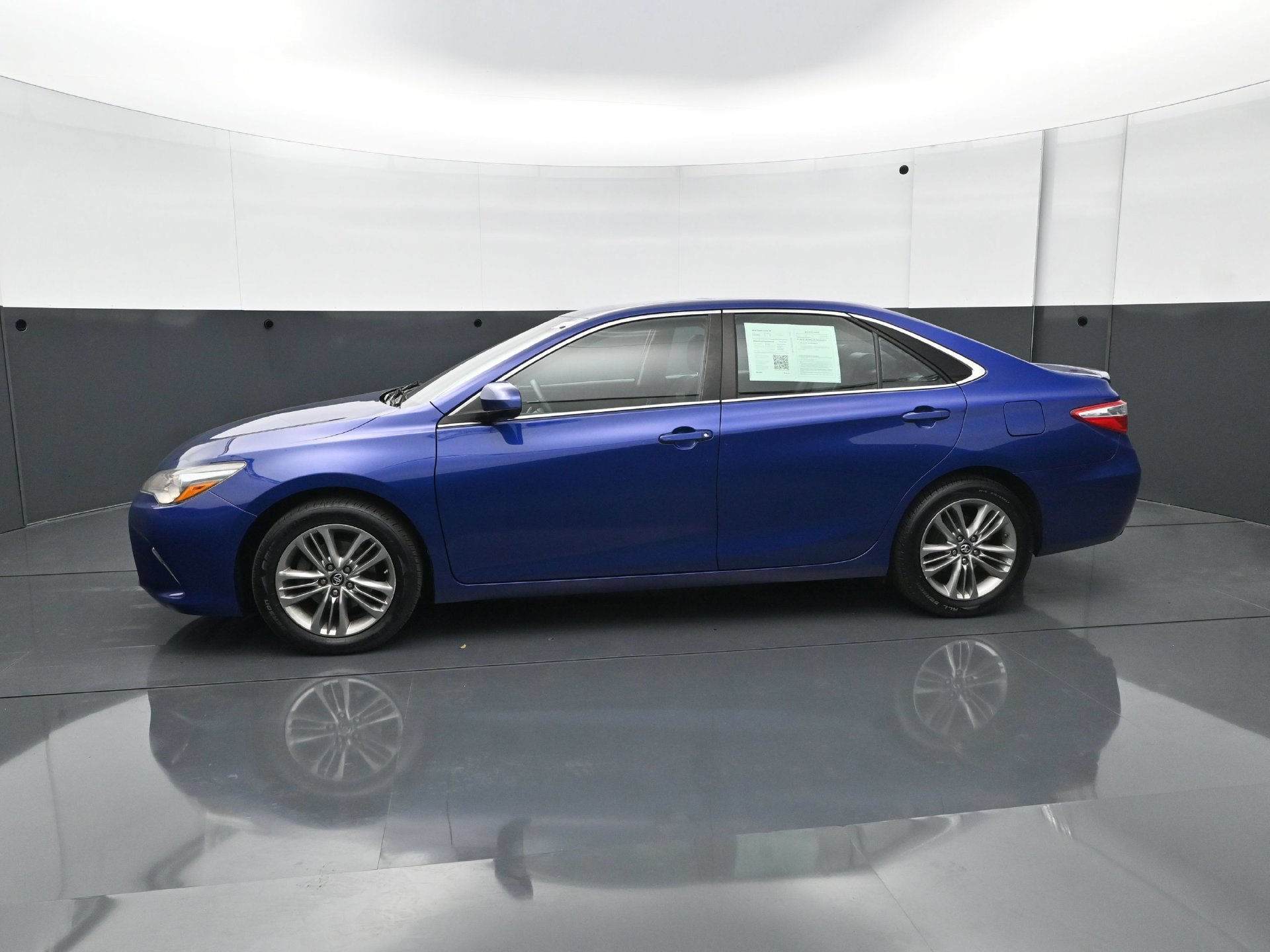 Used 2016 Toyota Camry SE w/ Moonroof Package FWD image 3