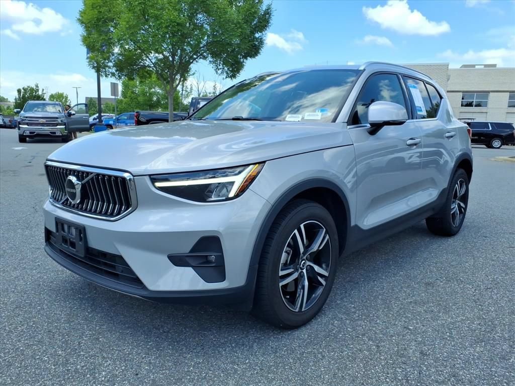 Used 2023 Volvo XC40 B5 Plus AWD/4WD image 35