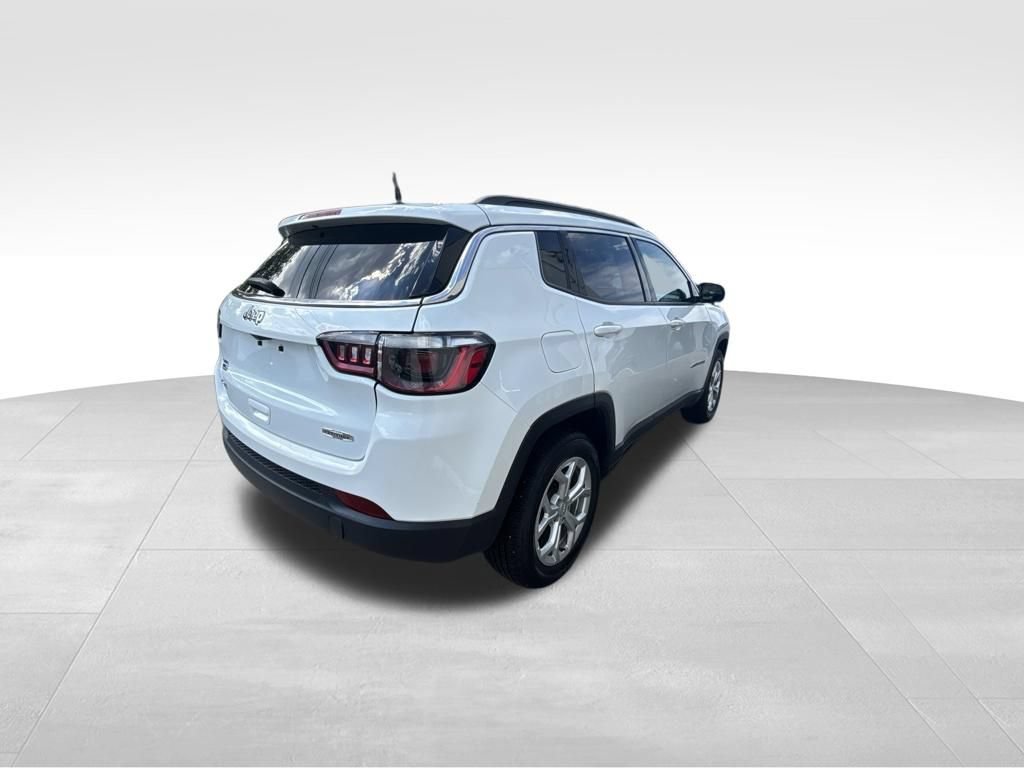 Used 2024 Jeep Compass Latitude AWD/4WD image 7