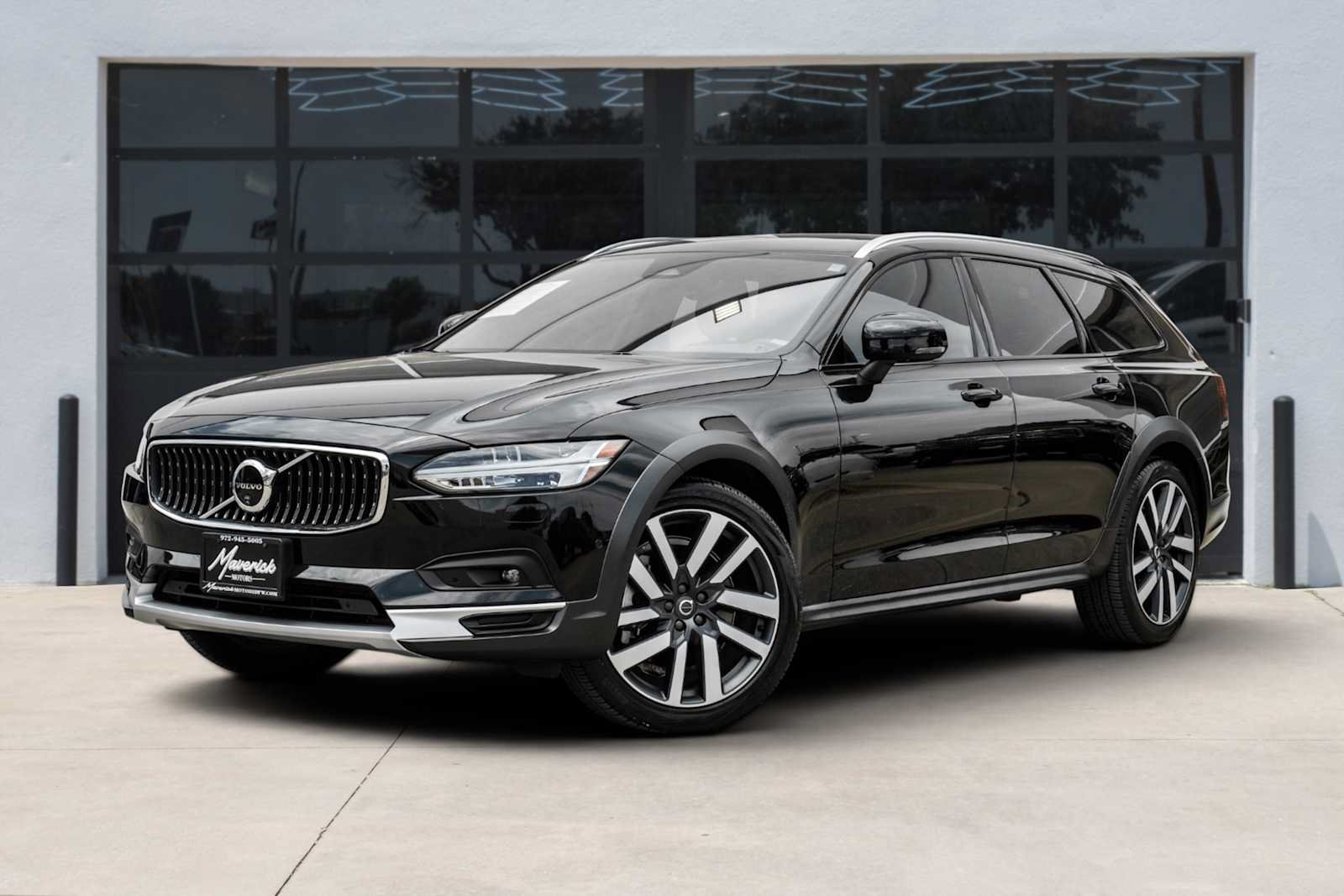 Used 2025 Volvo V90 B6 Cross Country Plus w/ Protection Package Premier AWD/4WD image 1