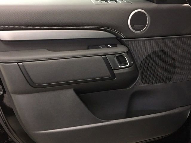 New 2024 Land Rover Discovery Dynamic SE image 9