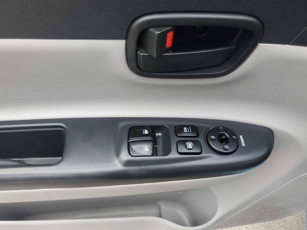 Used 2010 Hyundai Accent GS w/ Premium Pkg 3 FWD image 13
