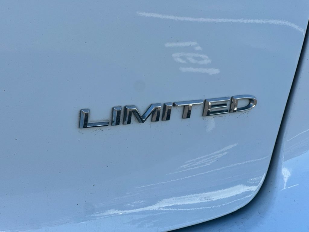 Used 2023 Chrysler Pacifica Limited FWD image 4