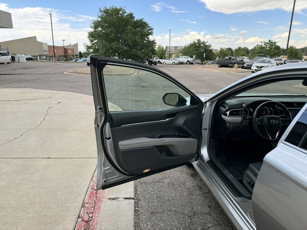 Used 2018 Toyota Camry XLE FWD image 15
