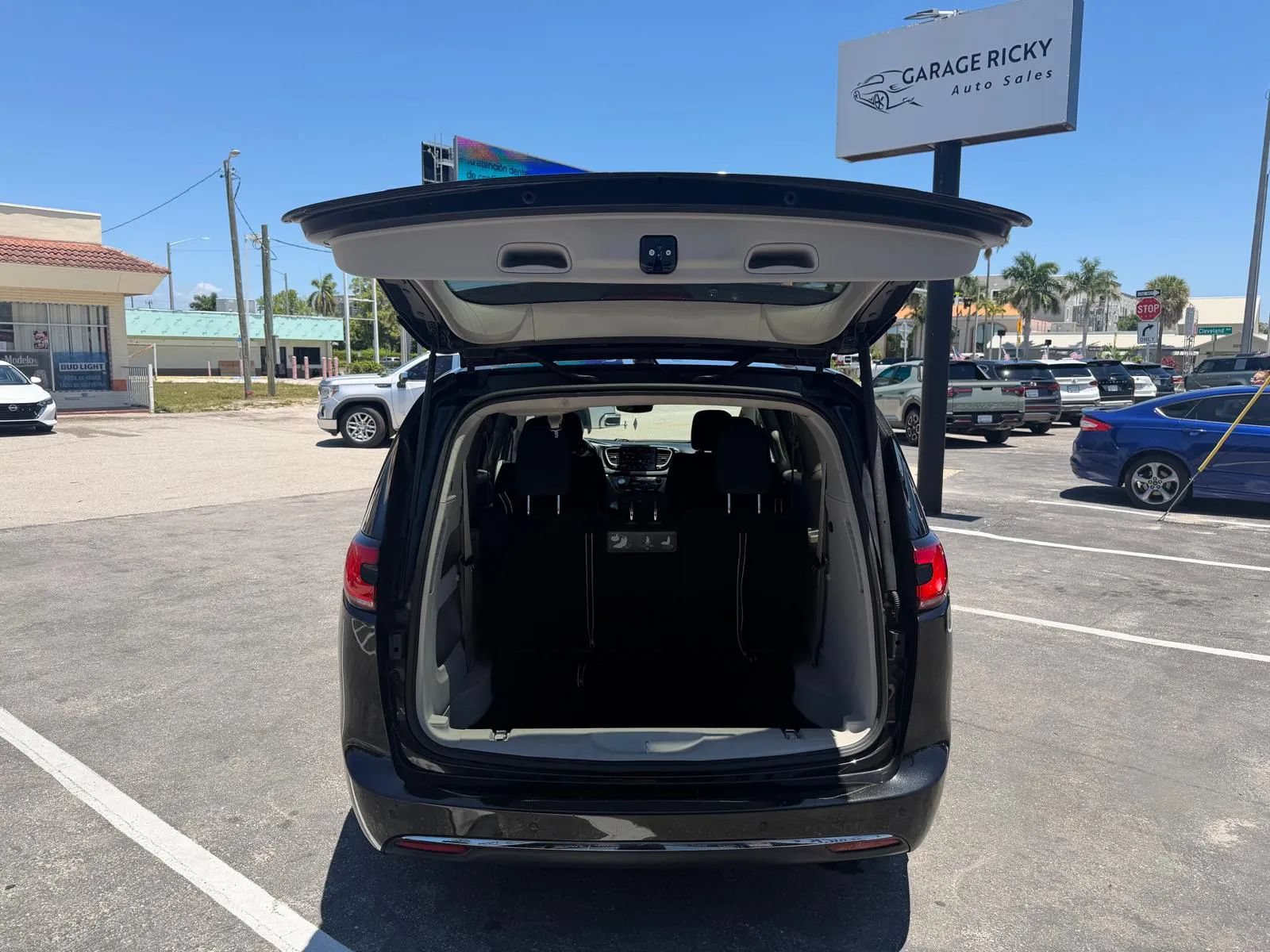 Used 2021 Chrysler Pacifica Touring FWD image 28