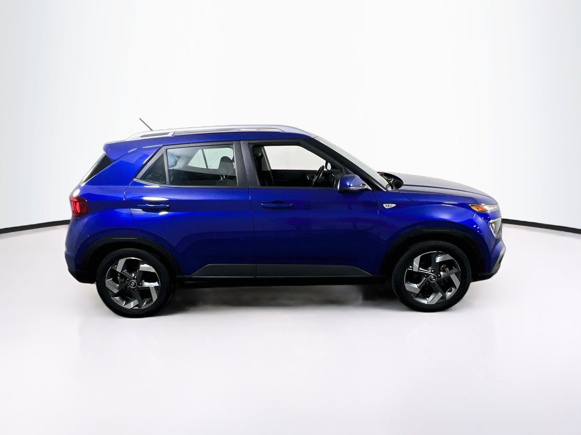 Used 2023 Hyundai Venue SEL FWD image 4
