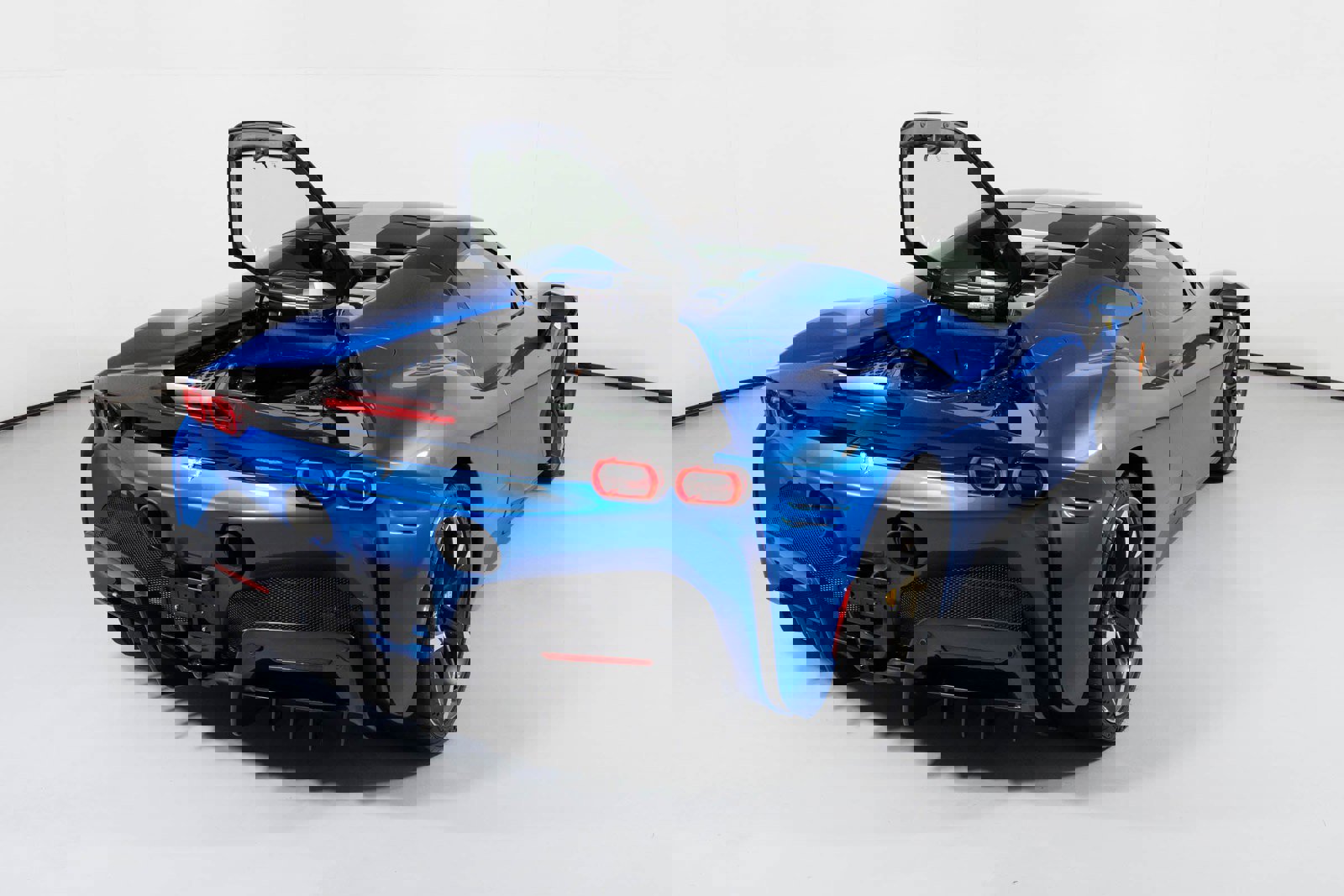 Used 2022 Ferrari SF90 Spider image 16