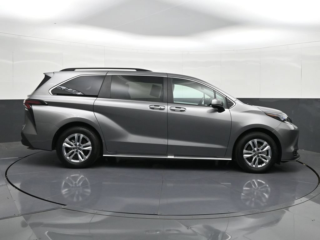 Used 2026 Toyota Sienna XLE FWD image 6