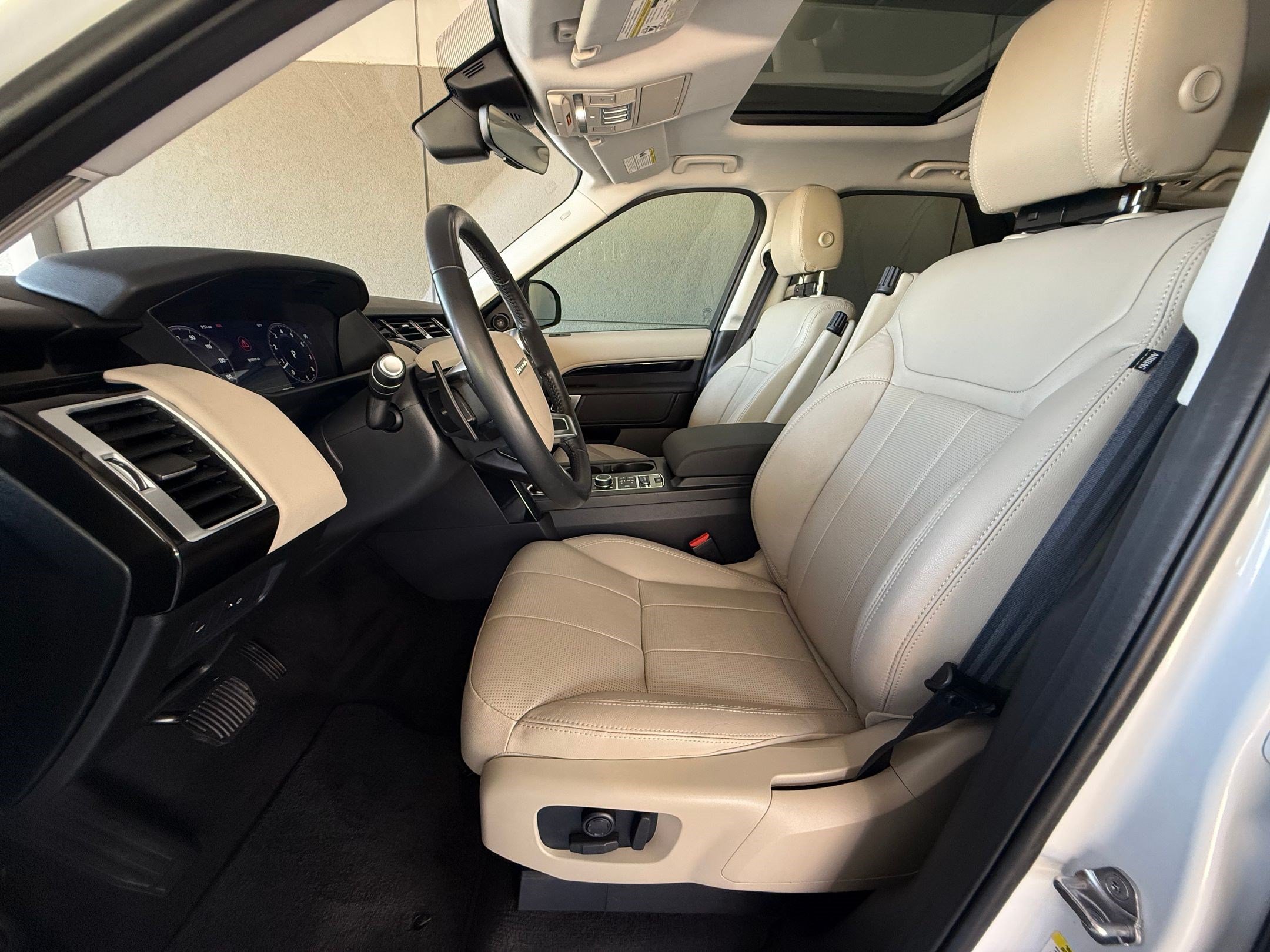 Used 2018 Land Rover Discovery SE AWD/4WD image 5