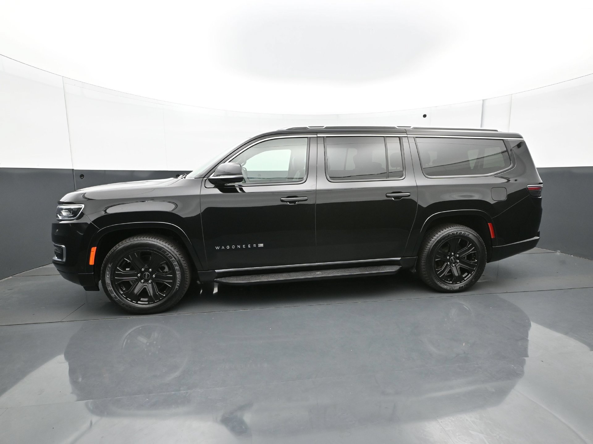 Used 2025 Jeep Wagoneer L Series II w/ 8-pass Seating Package AWD/4WD image 3