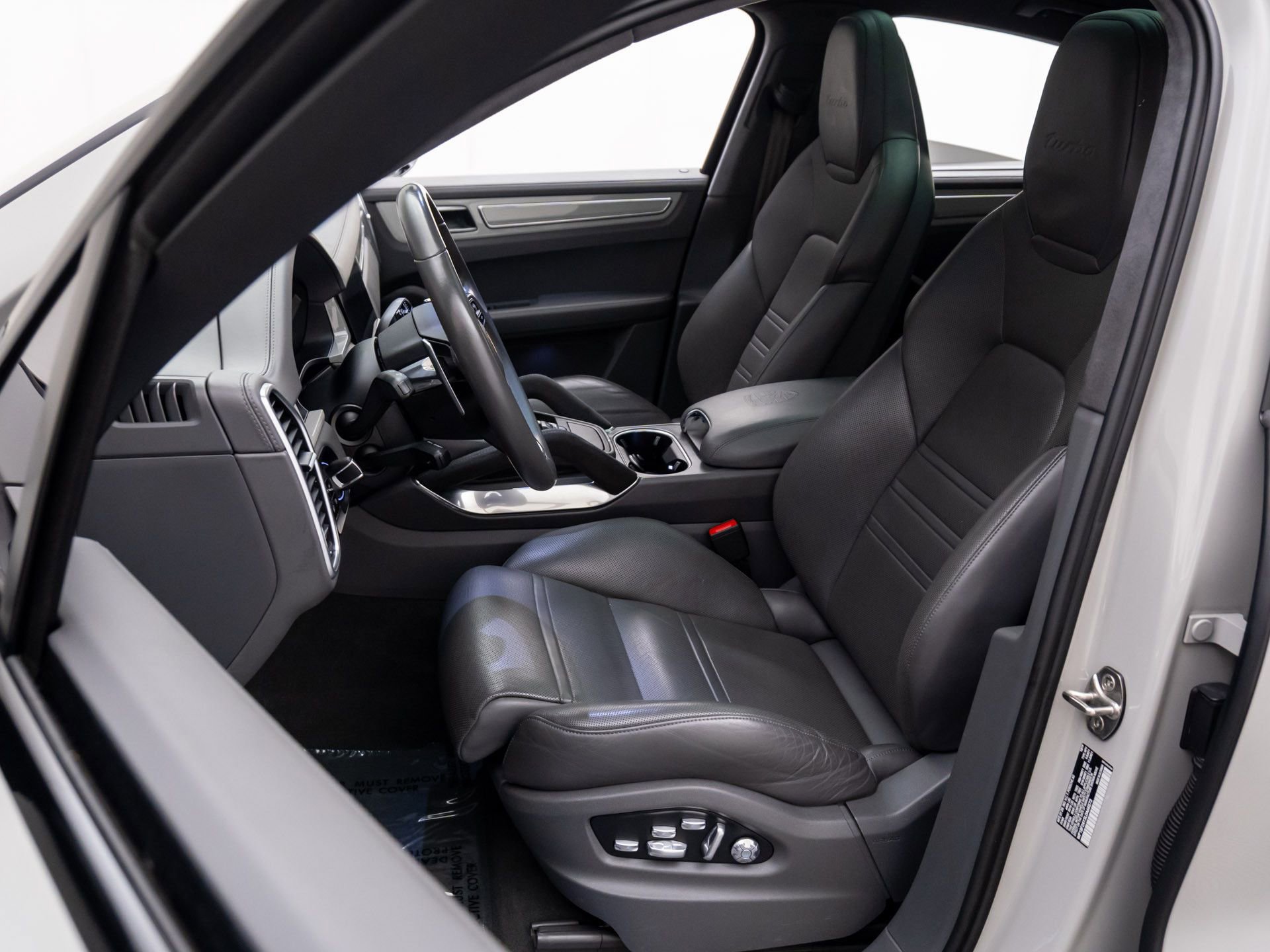 Used 2020 Porsche Cayenne Turbo image 5