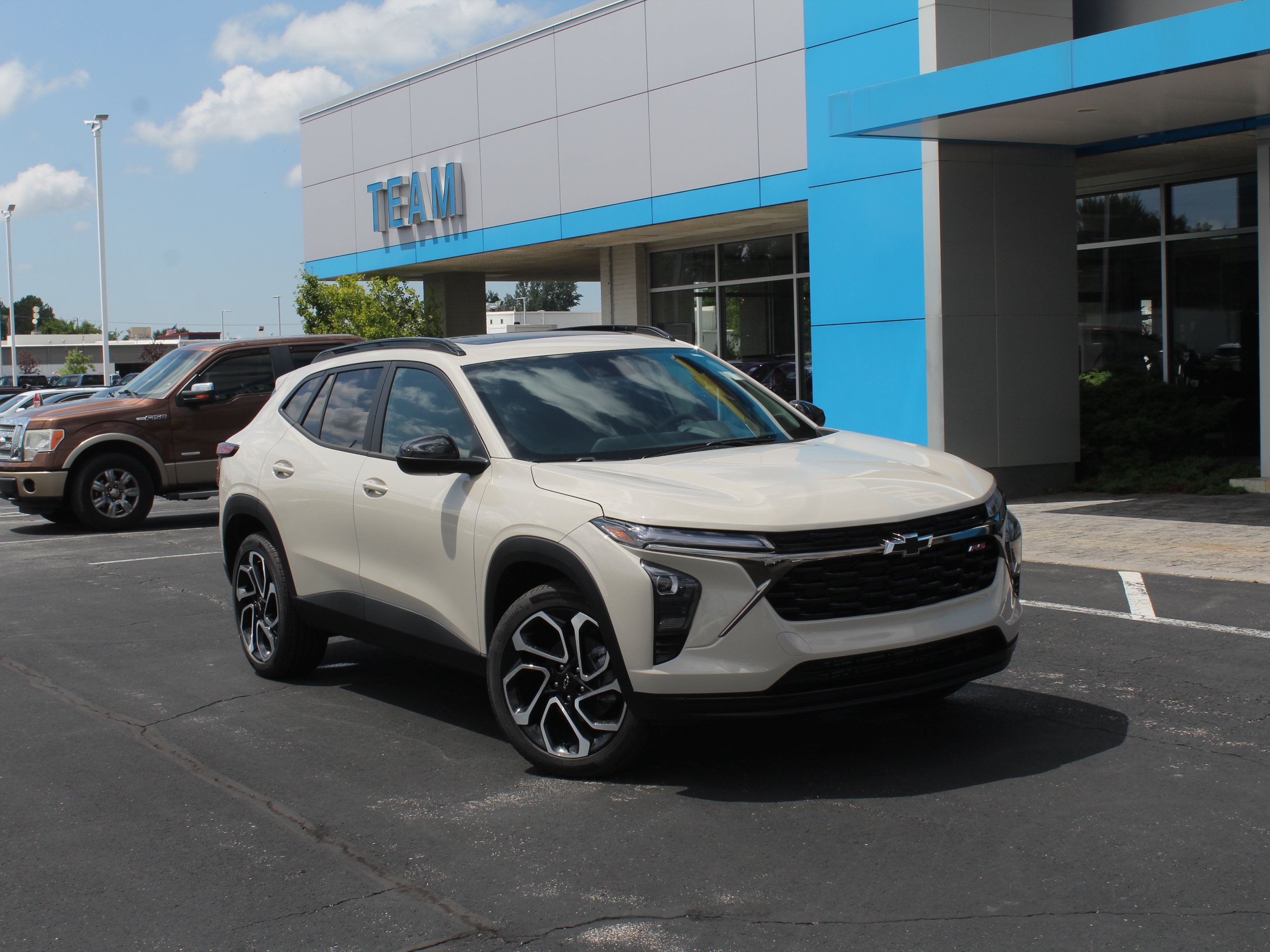 New 2026 Chevrolet Trax RS w/ Sunroof Package FWD image 2