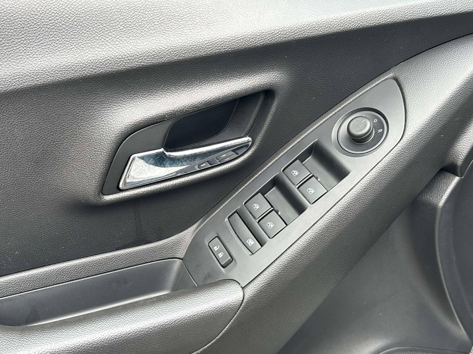 Used 2020 Chevrolet Trax LT w/ LT Convenience Package image 21