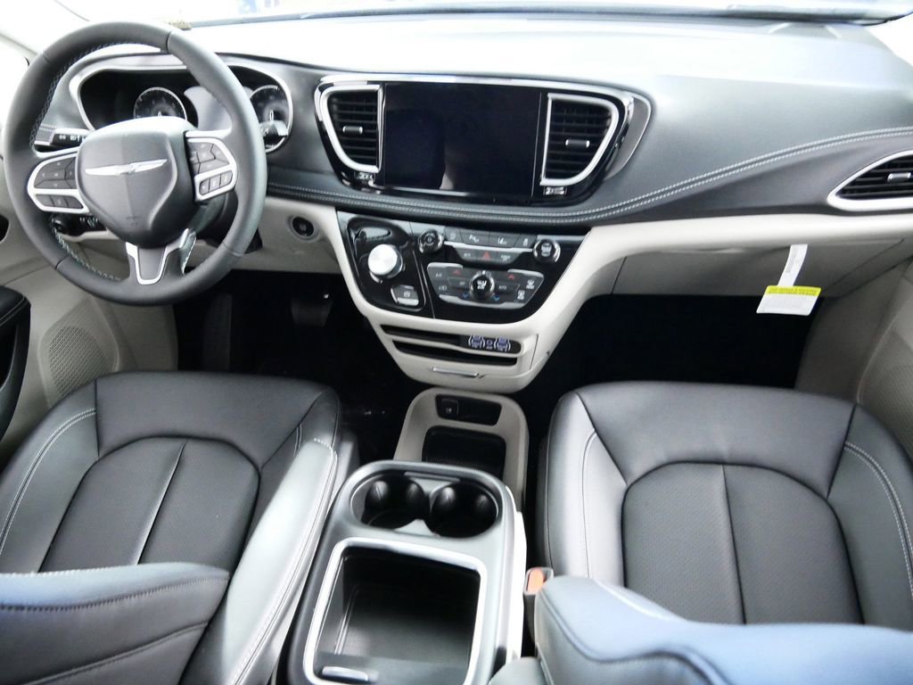 New 2024 Chrysler Pacifica Touring-L image 6