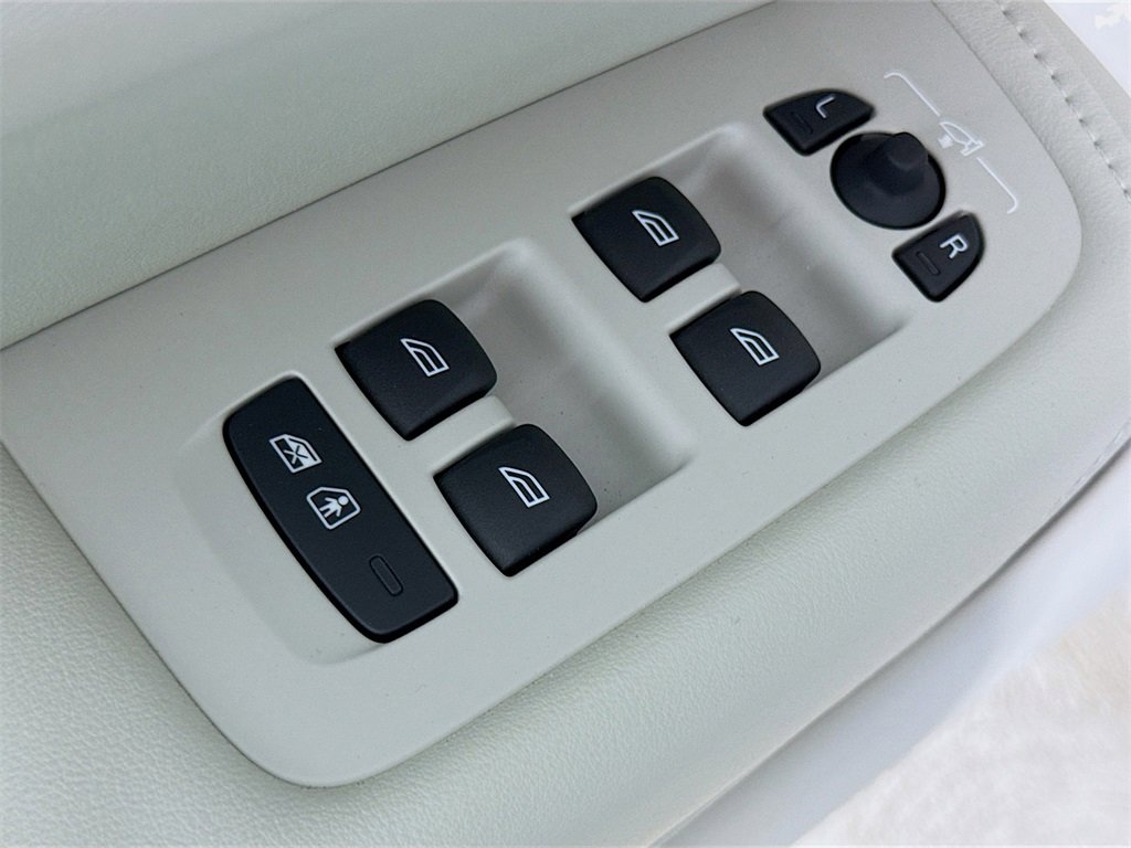 Used 2025 Volvo XC60 T8 Plus w/ Protection Package Premier image 18