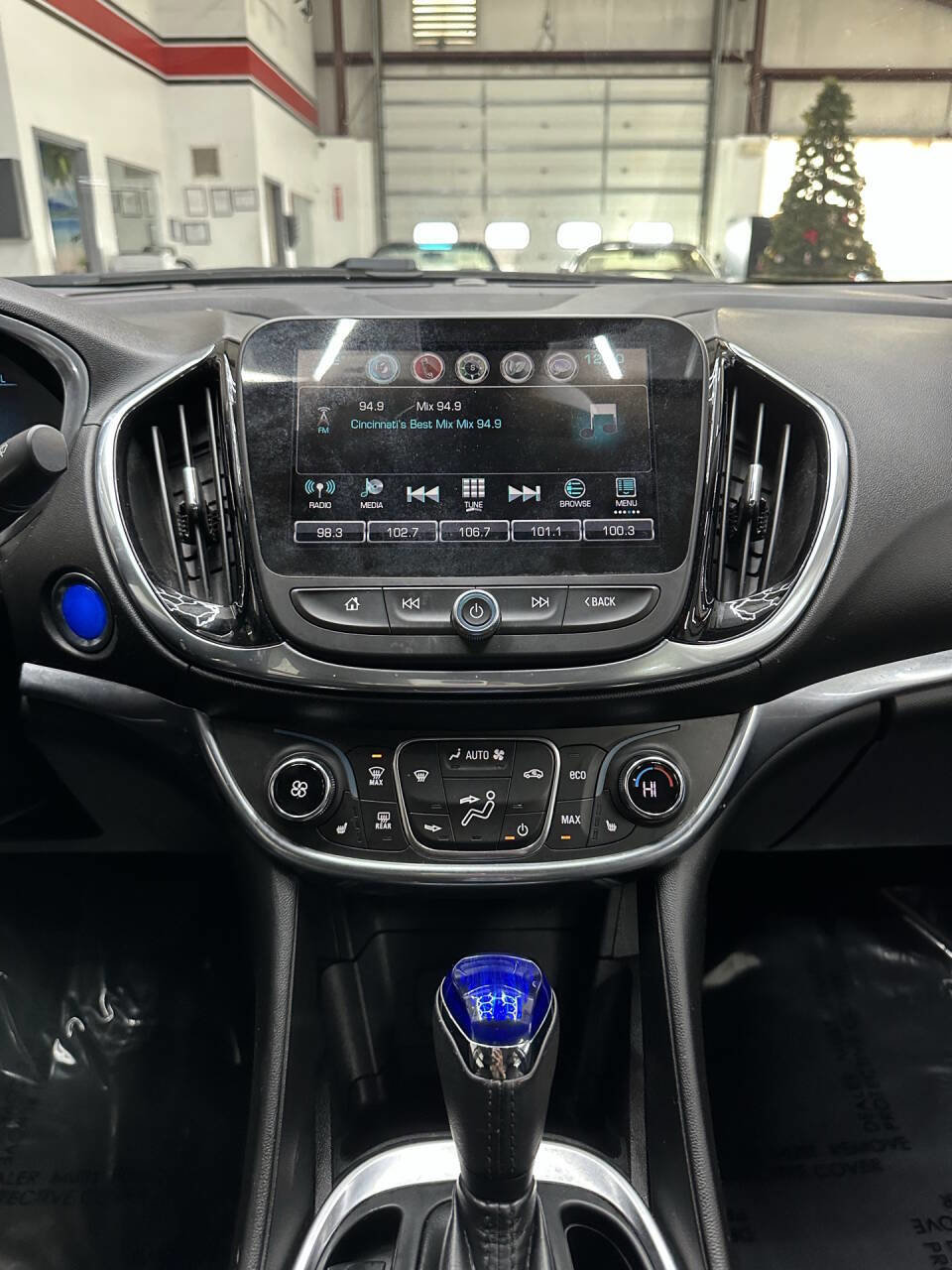 Used 2017 Chevrolet Volt Premier w/ Driver Confidence II Package FWD image 27