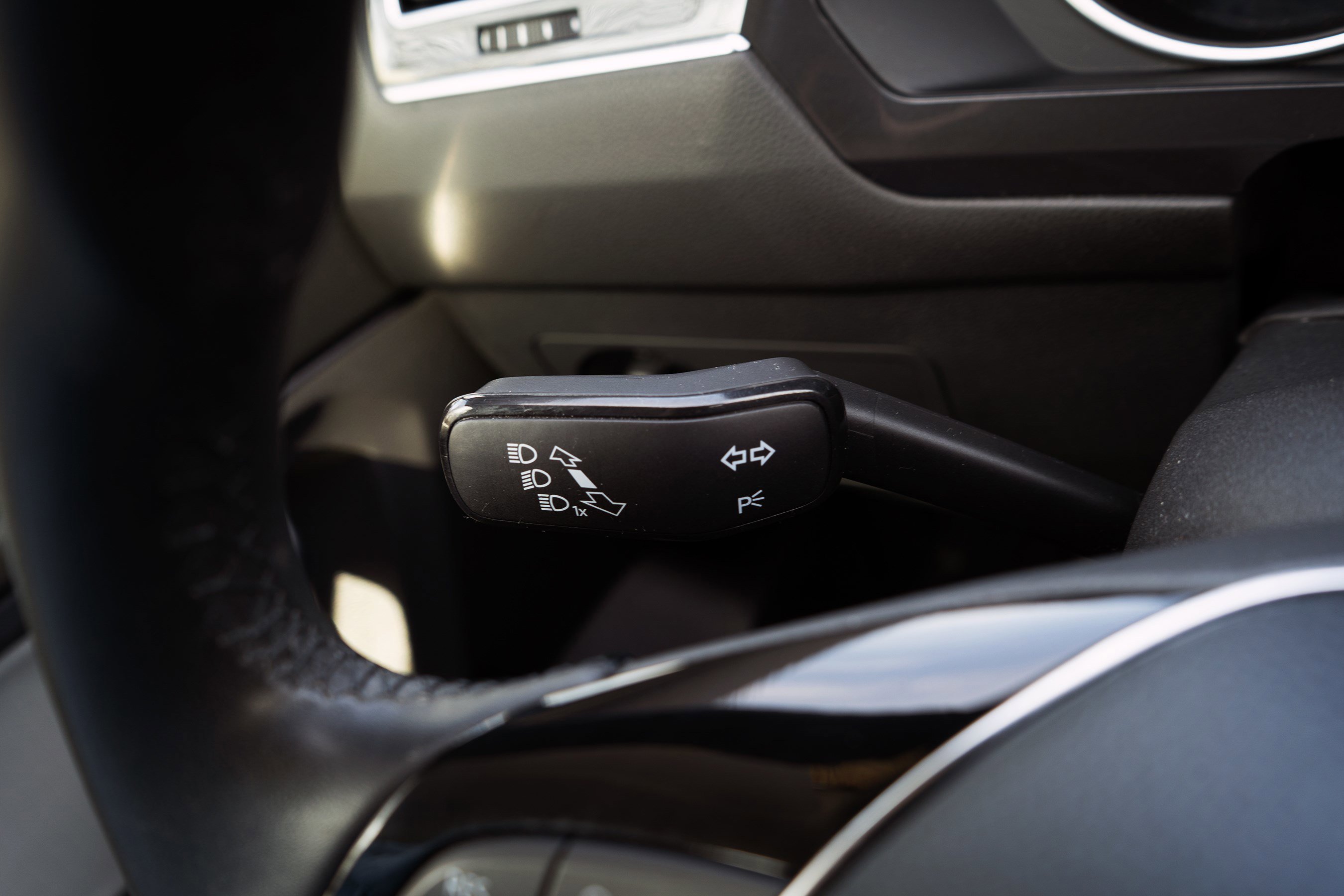 Used 2020 Volkswagen Tiguan SE w/ Panoramic Sunroof Package image 23