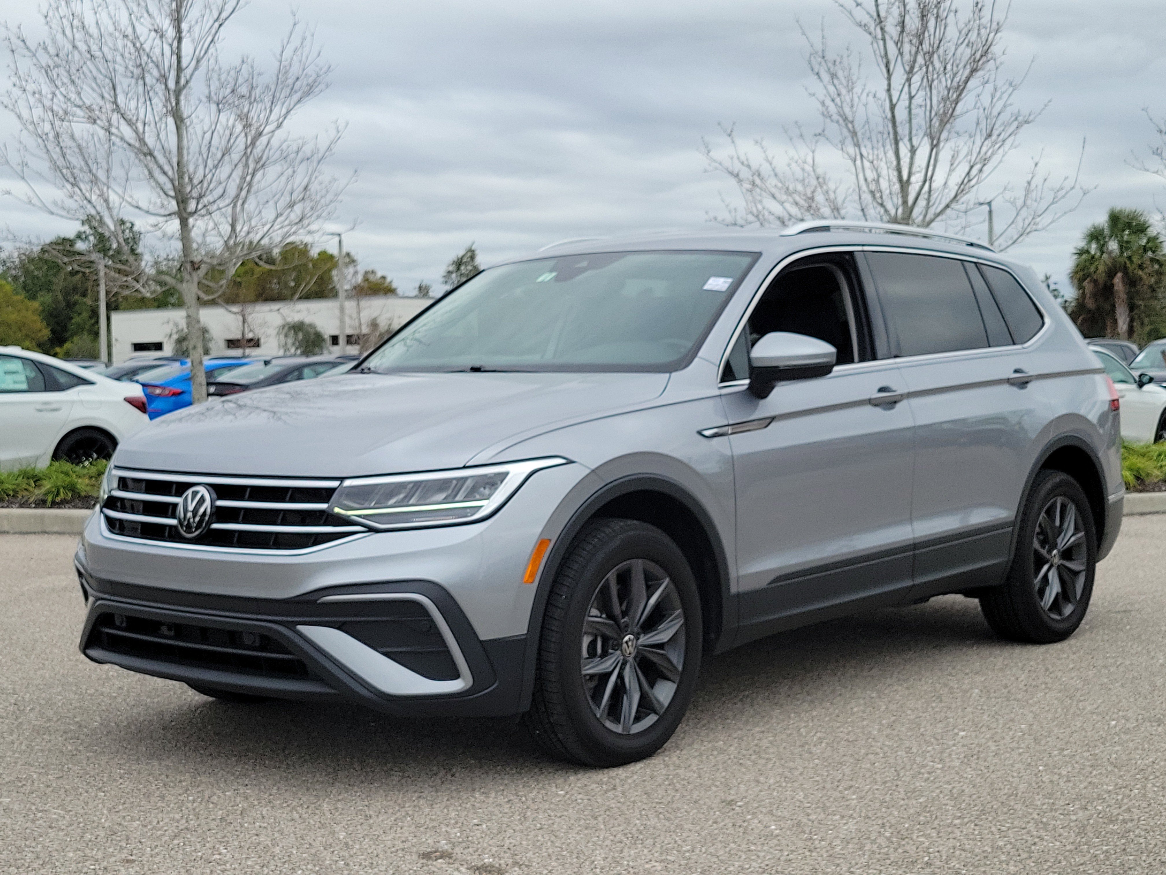 Used 2024 Volkswagen Tiguan SE image 3