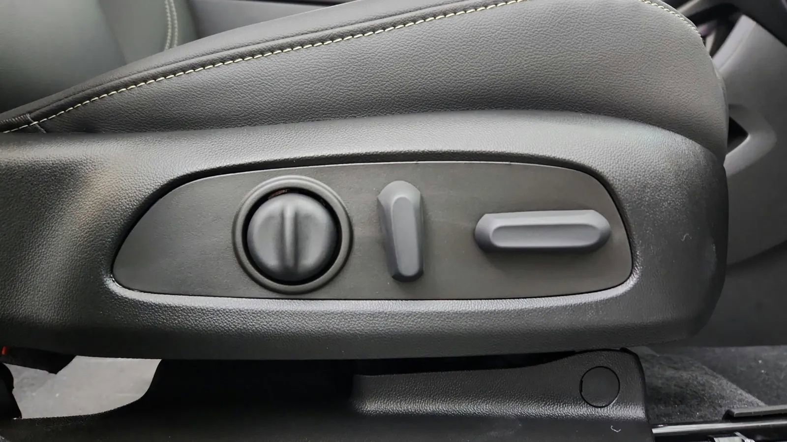 Used 2023 Chevrolet Traverse LT image 25