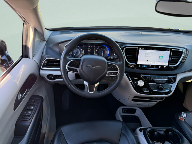 Used 2024 Chrysler Pacifica Touring-L FWD image 7