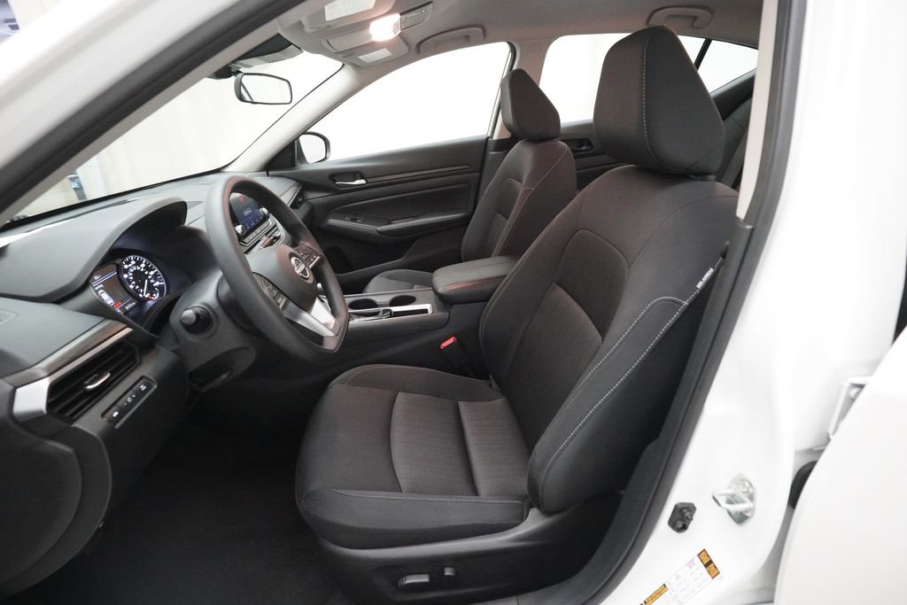 Used 2025 Nissan Altima 2.5 SV FWD image 7