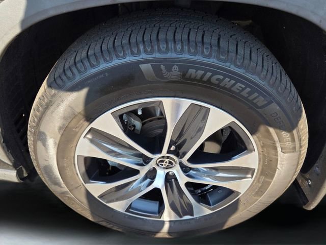 Used 2021 Toyota Highlander XLE AWD/4WD image 21