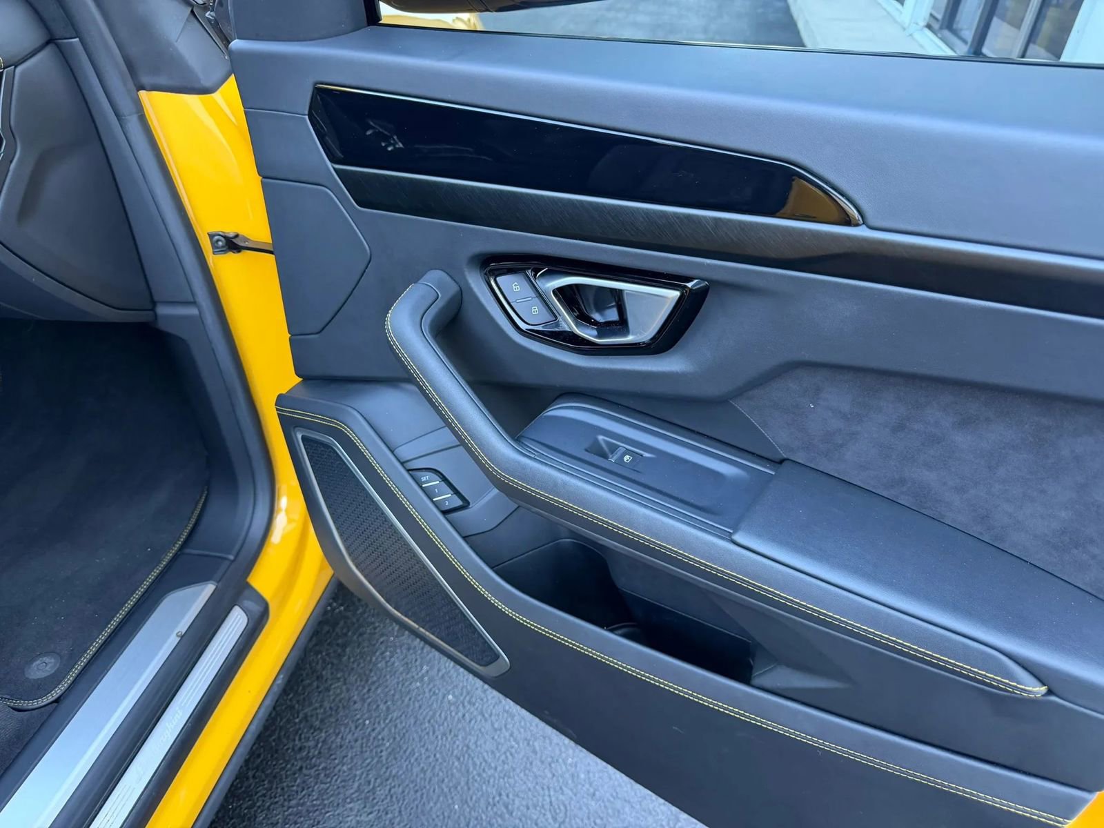 Used 2021 Lamborghini Urus AWD/4WD image 41