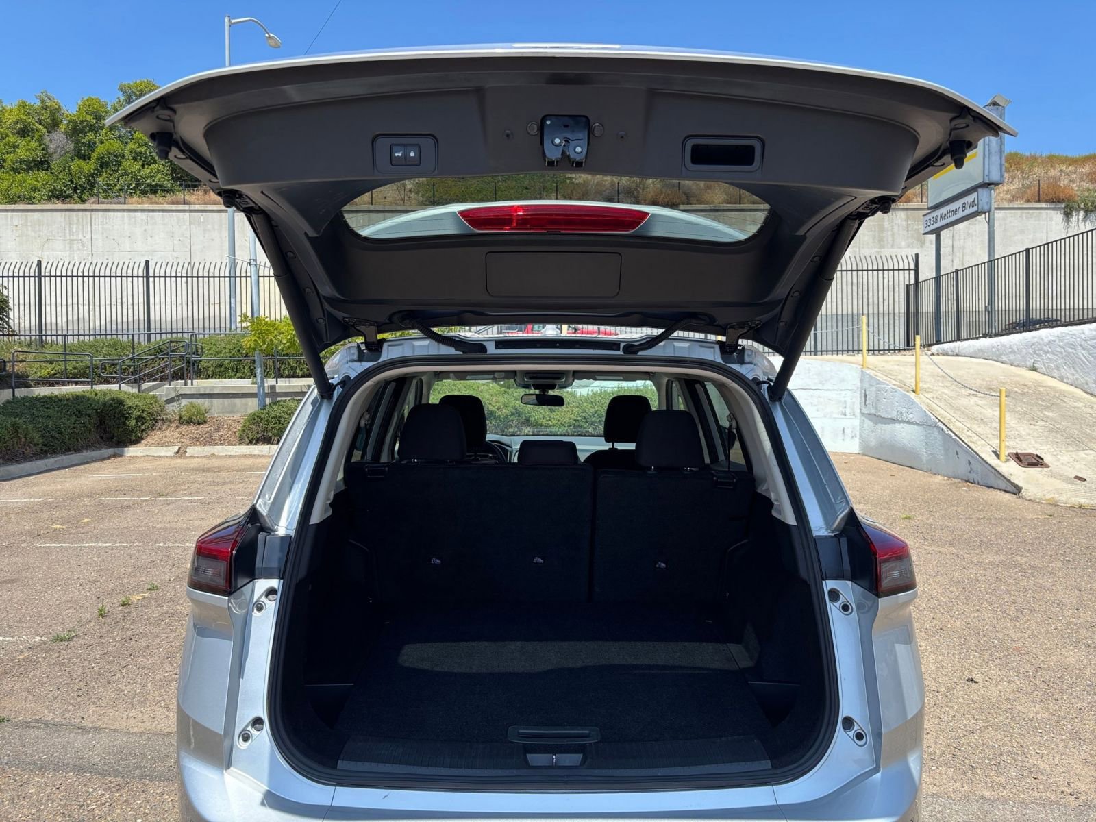 Used 2025 Nissan Rogue SV FWD image 33