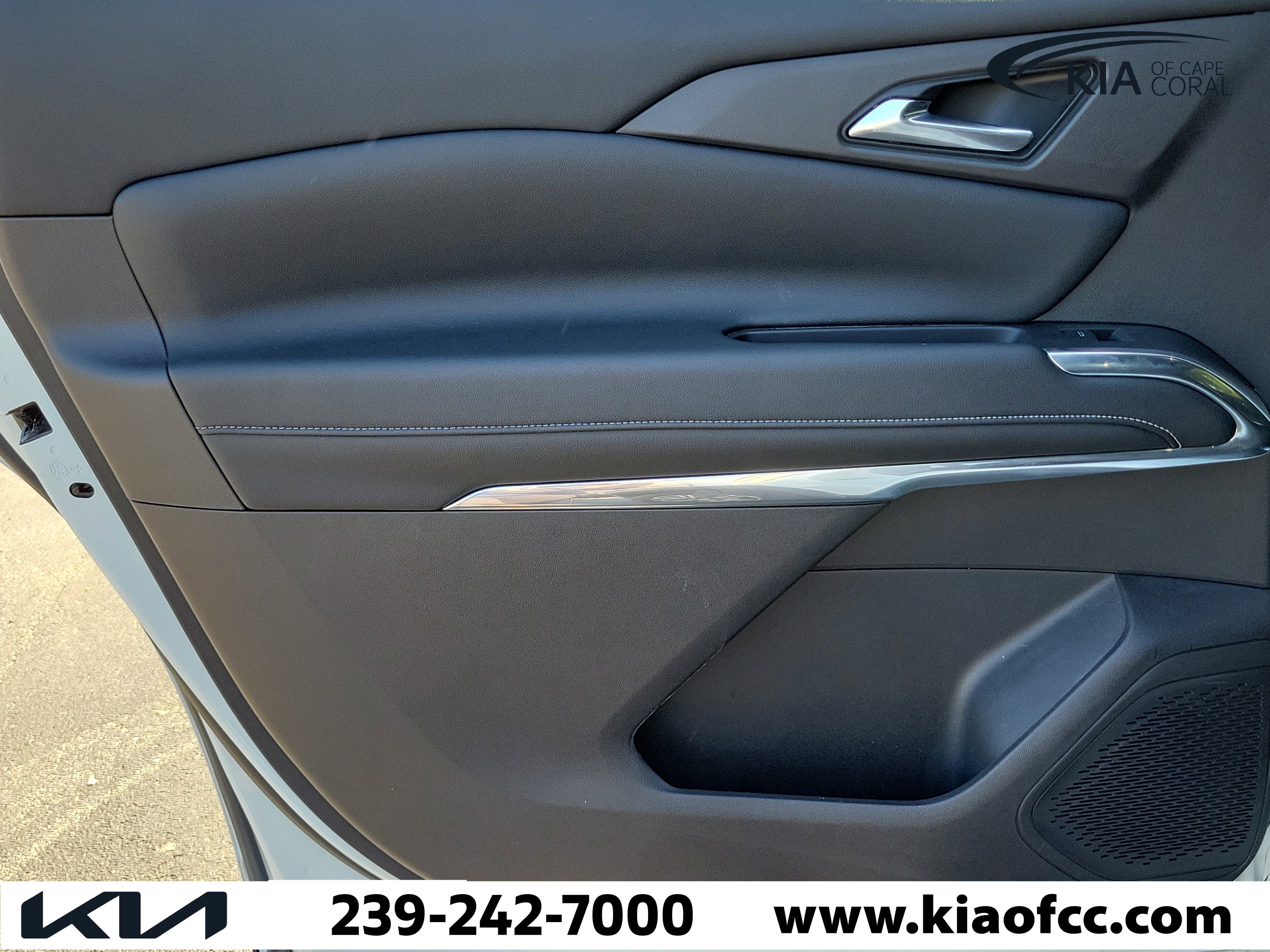 Used 2025 Chevrolet Traverse LT image 13