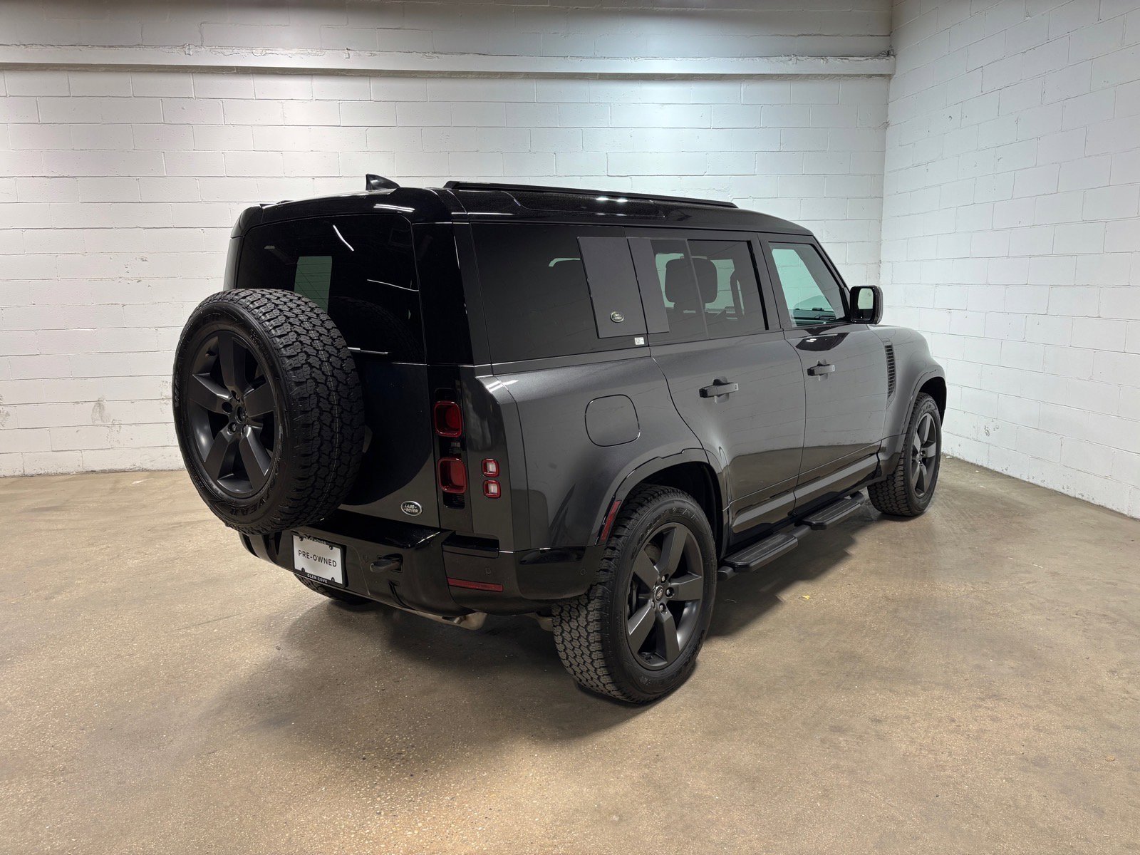 Used 2023 Land Rover Defender 110 X-Dynamic SE AWD/4WD image 6