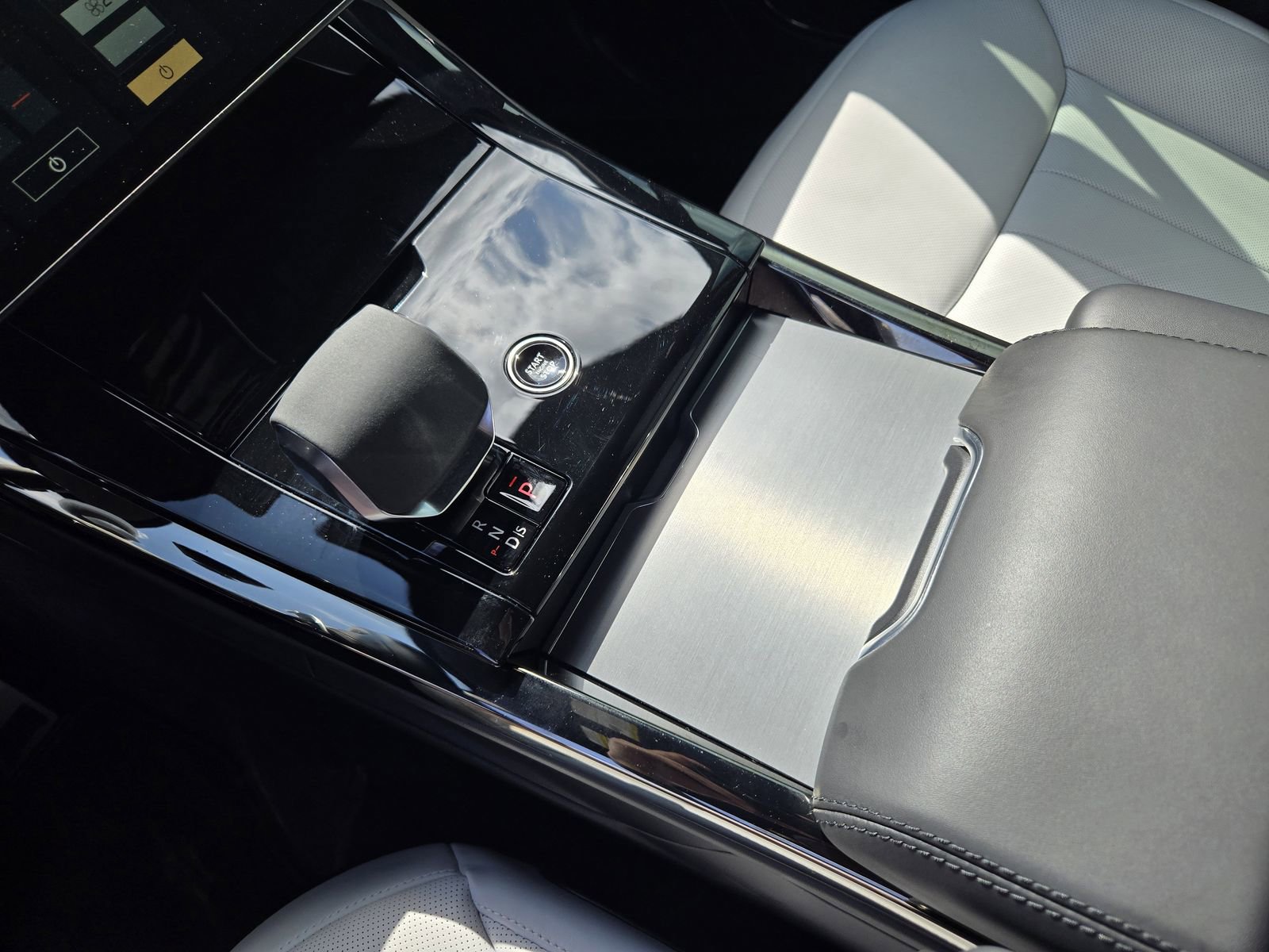 Used 2025 Land Rover Range Rover Sport Dynamic SE image 17