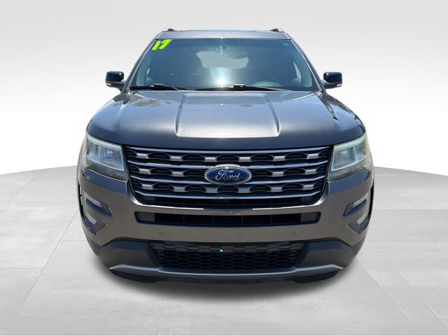 Used 2017 Ford Explorer XLT w/ Equipment Group 202A FWD image 2