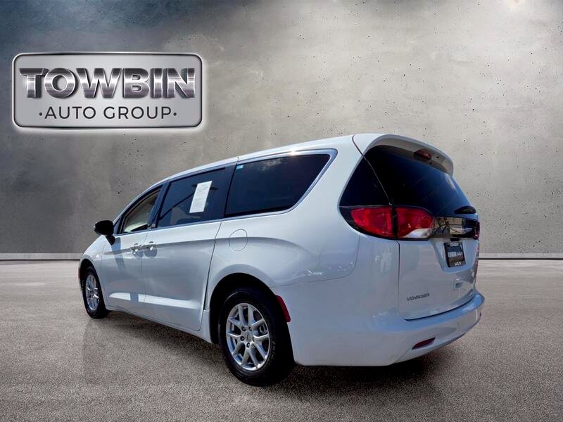 Used 2022 Chrysler Voyager LX FWD image 7