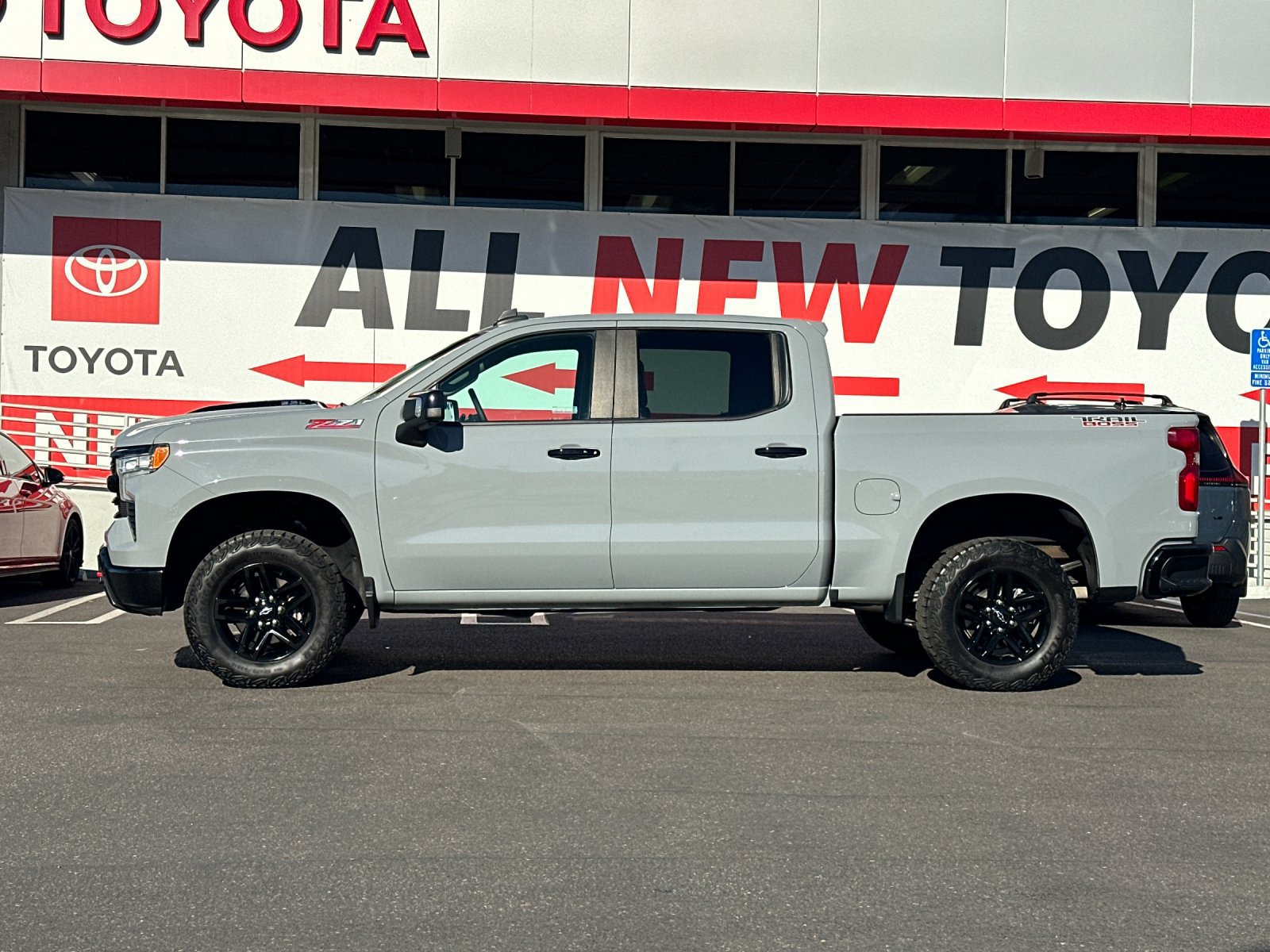 Used 2024 Chevrolet Silverado 1500 LT Trail Boss w/ LT Trail Boss Premium Package AWD/4WD image 2