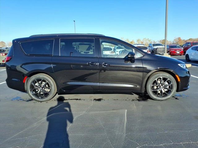New 2026 Chrysler Pacifica Limited w/ S Appearance Package image 17
