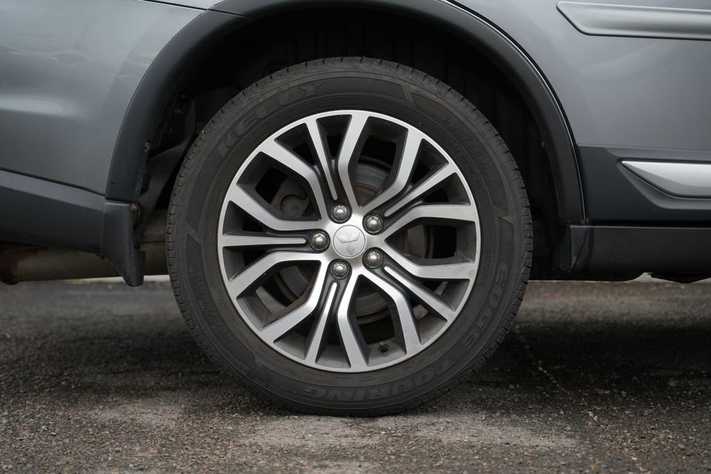 Used 2016 Mitsubishi Outlander SE AWD/4WD image 11