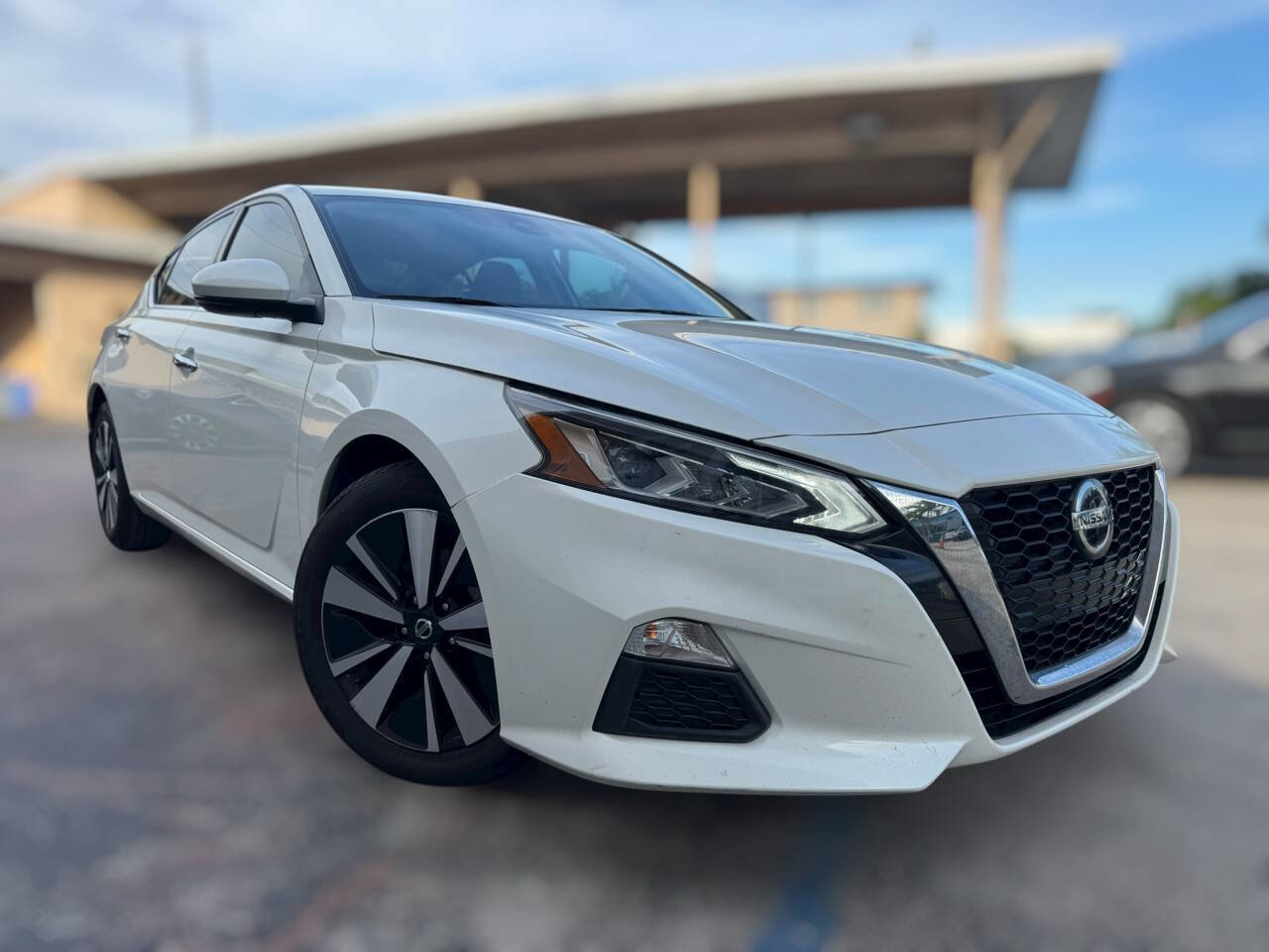 Used 2021 Nissan Altima 2.5 SV w/ SV Premium Package image 3