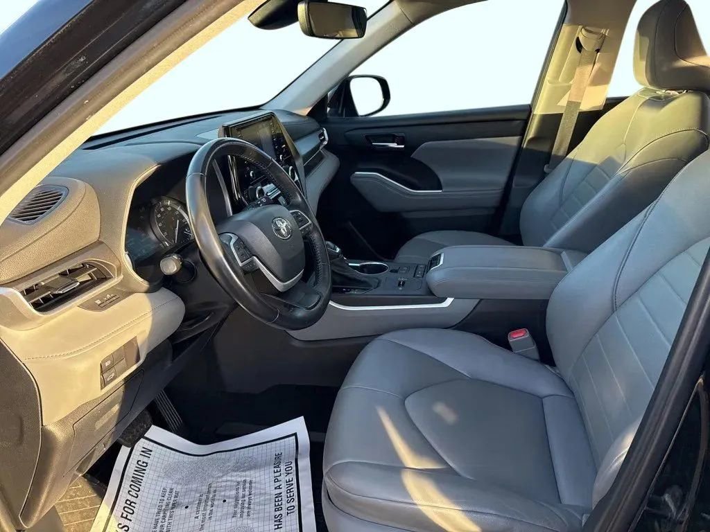 Used 2022 Toyota Highlander XLE FWD image 12