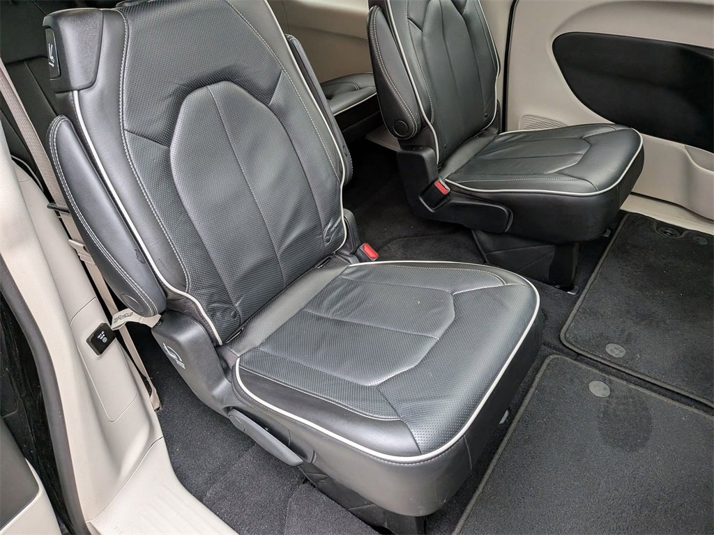 Used 2022 Chrysler Pacifica Limited w/ Uconnect Theater Family Group image 34