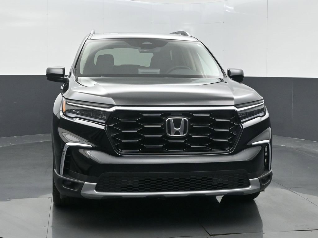 Certified 2025 Honda Pilot Touring image 4