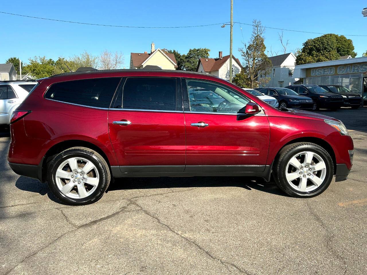 Used 2017 Chevrolet Traverse LT w/ Style and Technology Package image 2