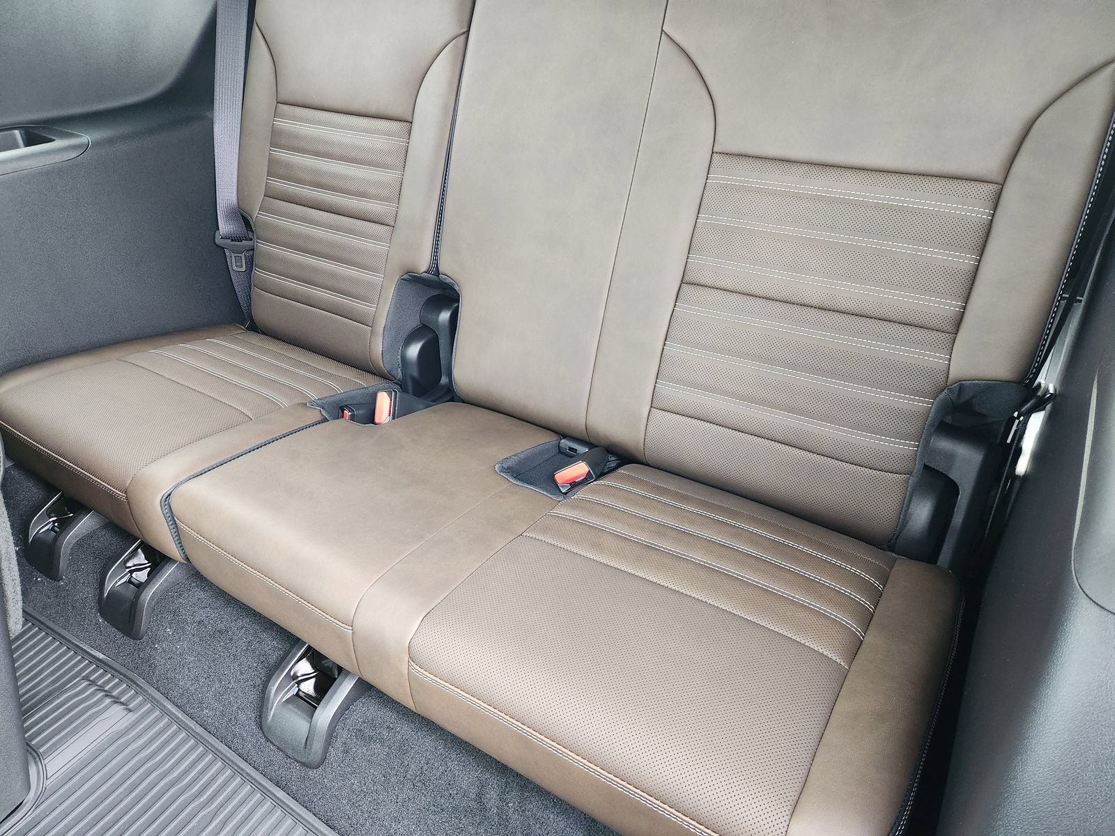 New 2026 GMC Acadia Denali Ultimate w/ LPO, Floor Liner Package AWD/4WD image 36
