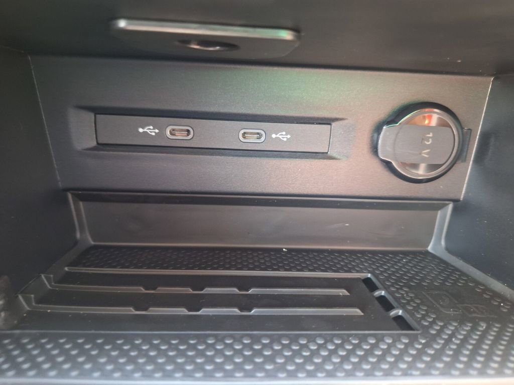 Used 2025 Volkswagen Taos SE FWD image 16