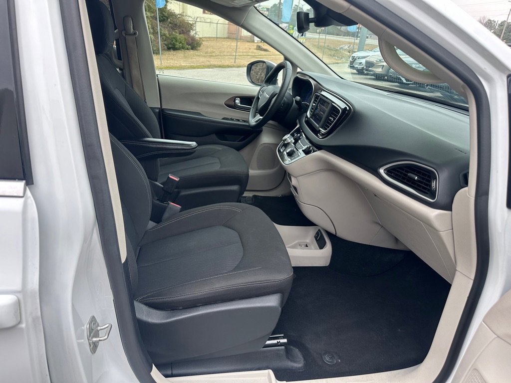 Used 2023 Chrysler Voyager LX image 24