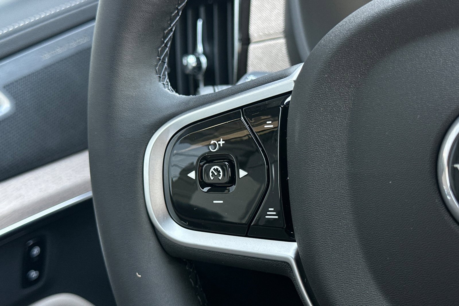 New 2026 Volvo XC90 B6 Plus w/ Protection Package Premier image 29